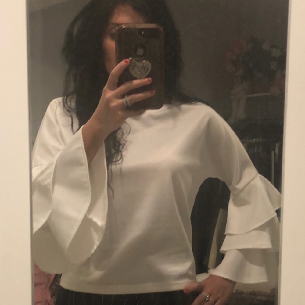 🦄Like New-Cream Scoop Neck 3 Layer Bell Sleeve ❤️ - Picture 4 of 4